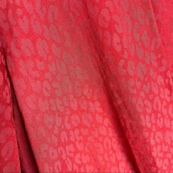 ASTR The Label Jacquard Surplice Cheetah Satin Crop Top Size Small - Picture 5 of 7